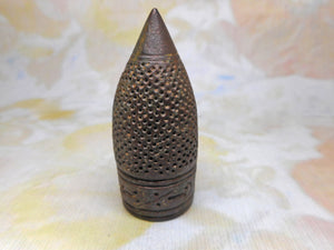 Ein hoher hispano-maurischer Fingerhut aus Bronze. um 1400