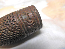 Laden Sie das Bild in den Galerie-Viewer, Ein hoher hispano-maurischer Fingerhut aus Bronze. um 1400
