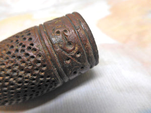 Ein hoher hispano-maurischer Fingerhut aus Bronze. um 1400