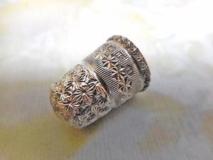 An attractive silver thimble. Chester 1912. Charles Horner.
