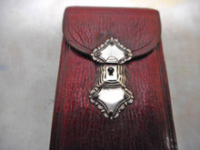 Charger l'image dans la galerie, Un étui en cuir rouge de Géorgie. c1815
