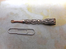 Laden Sie das Bild in den Galerie-Viewer, A small embossed silver ear spoon / tweezer combo. c  1830.
