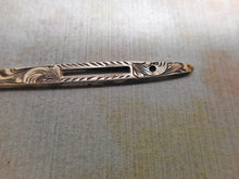Charger l'image dans la galerie, Un passe-lacet en argent gravé. vers 1860
