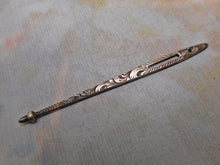 Charger l'image dans la galerie, Un passe-lacet en argent gravé. vers 1860
