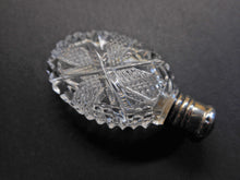 Load image into Gallery viewer, A small cut glass scent bottle. c1830.
