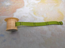 Charger l'image dans la galerie, A mother of pearl topped tape measure. c1850

