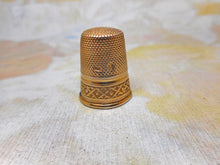 Laden Sie das Bild in den Galerie-Viewer, A silver gilt thimble.   .935s grade. Continental.
