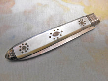 Laden Sie das Bild in den Galerie-Viewer, A capped Georgian folding fruit knife. c1790
