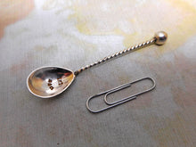 Laden Sie das Bild in den Galerie-Viewer, A small silver salt spoon. Chester 1903.

