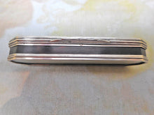 Laden Sie das Bild in den Galerie-Viewer, Ein perlmuttfarbenes Zahnstocher-Etui mit Gravur und Silberrahmen. Um 1800
