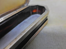 Laden Sie das Bild in den Galerie-Viewer, Ein perlmuttfarbenes Zahnstocher-Etui mit Gravur und Silberrahmen. Um 1800
