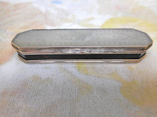 Laden Sie das Bild in den Galerie-Viewer, Ein perlmuttfarbenes Zahnstocher-Etui mit Gravur und Silberrahmen. Um 1800
