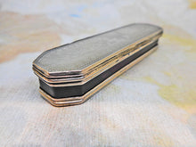 Laden Sie das Bild in den Galerie-Viewer, Ein perlmuttfarbenes Zahnstocher-Etui mit Gravur und Silberrahmen. Um 1800
