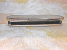 Laden Sie das Bild in den Galerie-Viewer, Ein perlmuttfarbenes Zahnstocher-Etui mit Gravur und Silberrahmen. Um 1800
