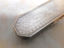 Laden Sie das Bild in den Galerie-Viewer, Ein perlmuttfarbenes Zahnstocher-Etui mit Gravur und Silberrahmen. Um 1800
