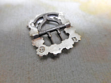 Charger l'image dans la galerie, A Regency period silver garter buckle. GB maker. George Bright. HM. 1817.

