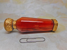 Charger l'image dans la galerie, Un flacon de parfum en verre coloré imitant la cornaline. vers 1890.
