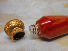Charger l'image dans la galerie, Un flacon de parfum en verre coloré imitant la cornaline. vers 1890.
