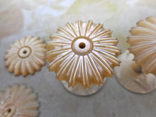Charger l'image dans la galerie, Une paire de moulinets à dessus en perles avec bases en perles. vers 1840.
