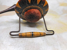 Laden Sie das Bild in den Galerie-Viewer, Ein aus Holz gefertigtes Tunbridge Ware „Kessel“-Nadelkissen. Um 1840.
