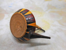 Laden Sie das Bild in den Galerie-Viewer, Ein aus Holz gefertigtes Tunbridge Ware „Kessel“-Nadelkissen. Um 1840.
