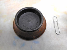 Laden Sie das Bild in den Galerie-Viewer, Ein Tintenfass mit einem Tunbridge-Ware-Deckel. Um 1860.
