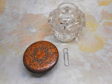 Laden Sie das Bild in den Galerie-Viewer, An inkwell with a Tunbridge Ware lid. c1860.
