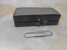 Charger l'image dans la galerie, Une petite boîte à boutons de col en cuir, vers 1900.
