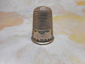 A decorative Victorian silver thimble. Hall marked SF London 1895