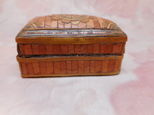 Load image into Gallery viewer, A mini French straw work box. c 1830.
