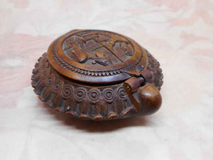 A Norwegian wooden snuff box. 19thc. Saga