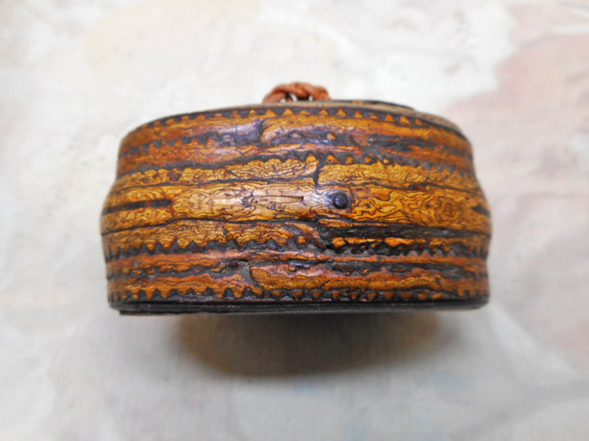 A small birch bark snuff box. Scandinavian. 19th century. Curio