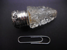 Charger l&#39;image dans la galerie, A small cut glass scent bottle with silver lid. HM. 1909.
