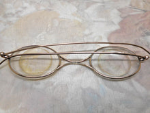 Laden Sie das Bild in den Galerie-Viewer, Eine ungewöhnliche Korrekturbrille mit Etui. 19. Jh.
