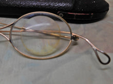 Laden Sie das Bild in den Galerie-Viewer, Eine ungewöhnliche Korrekturbrille mit Etui. 19. Jh.

