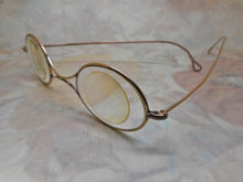Laden Sie das Bild in den Galerie-Viewer, Eine ungewöhnliche Korrekturbrille mit Etui. 19. Jh.
