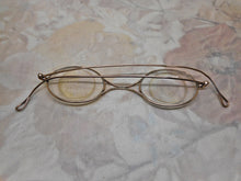 Laden Sie das Bild in den Galerie-Viewer, Eine ungewöhnliche Korrekturbrille mit Etui. 19. Jh.
