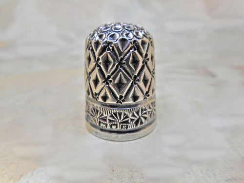 An Edwardian silver thimble. Hall marked in 1902.
