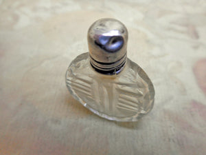 A small Georgian cut glass scent bottle. c 1830