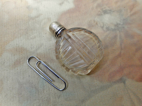 A small Georgian cut glass scent bottle. c 1830